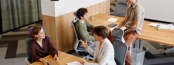 Open space agréable avec des salariés en discussion